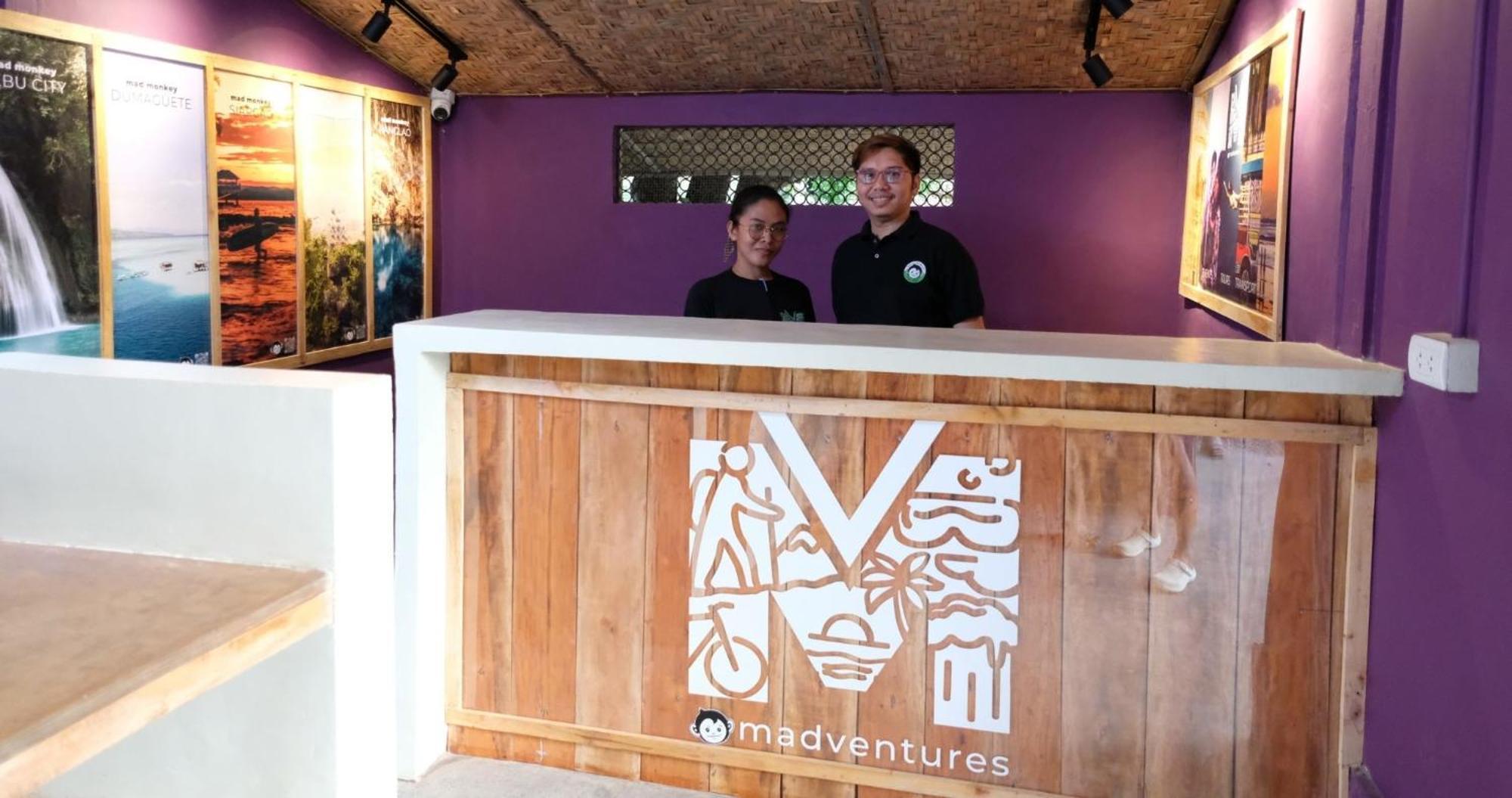 Mad Monkey Siquijor Vandrarhem Exteriör bild